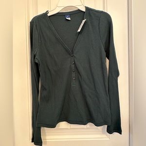 Green old navy Henley top. Never worn. Xs